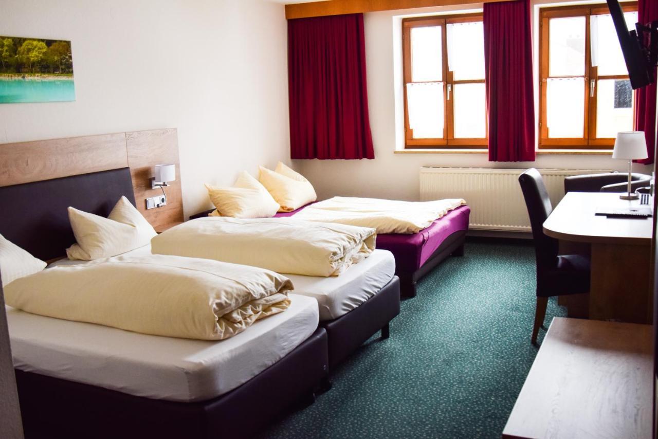 Hotel Gasthof Zum Loewen Velburg Chambre photo